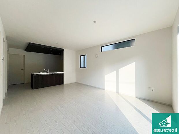 【居間・リビング】日当たり良好の明るいリビングで朝の目覚めもスッキリできそう!対面キッチンでご家族のコミュニケーションも自然と増える設計!小さなお子様が遊ぶスペースを作っても広々とくつろげるLDK!