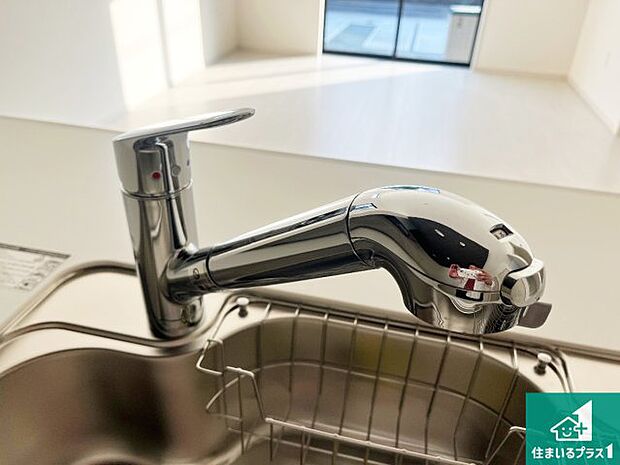 【キッチン水栓】浄水器を内蔵!炊飯時、お茶を作る時に安心してお水を使えます!お湯と冷水、浄水と原水、シャワーの切替えもワンタッチです!