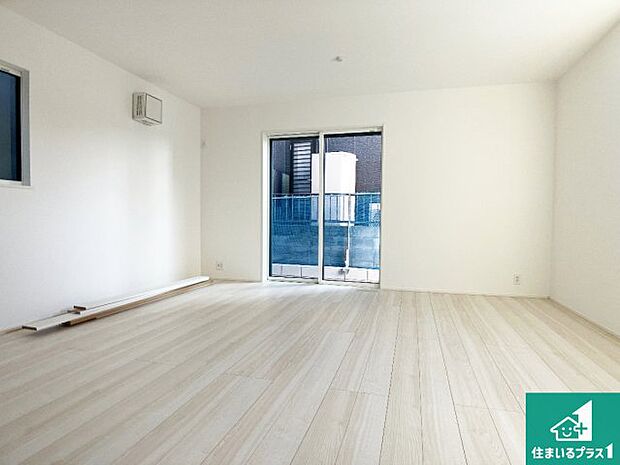 【居間・リビング】日当たり良好の明るいリビングで朝の目覚めもスッキリできそう!対面キッチンでご家族のコミュニケーションも自然と増える設計!小さなお子様が遊ぶスペースを作っても広々とくつろげるLDK!