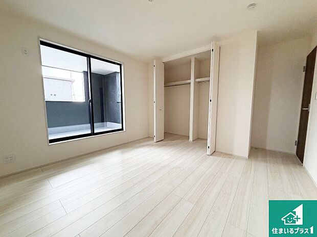 【洋室】寝室は心地よい眠りについてもらいたくて、シンプルかつ開放的な空間な設計にしています!大きな窓から差し込む日が心地いいです♪