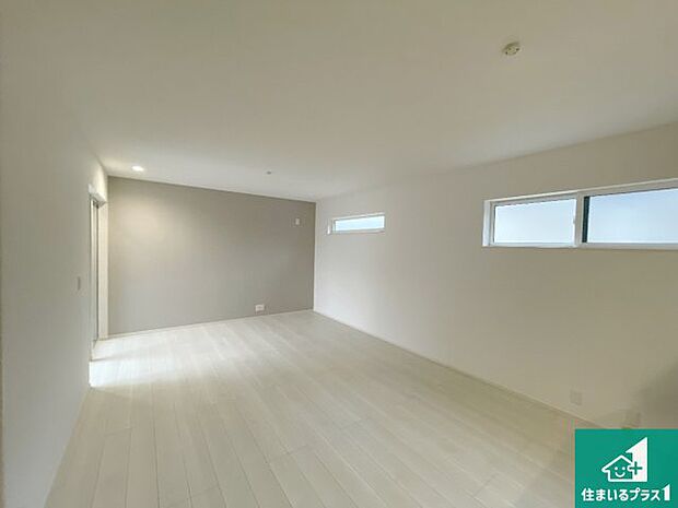 【居間・リビング】日当たり良好の明るいリビングで朝の目覚めもスッキリできそう!対面キッチンでご家族のコミュニケーションも自然と増える設計!小さなお子様が遊ぶスペースを作っても広々とくつろげるLDK!