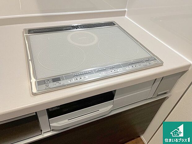 【コンロ】火を使わないので、安心なIHコンロ!でこぼこが無い構造なので、掃除もしやすく清潔に保てます!