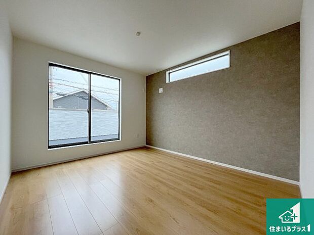 【洋室】寝室は心地よい眠りについてもらいたくて、シンプルかつ開放的な空間な設計にしています！大きな窓から差し込む日が心地いいです♪