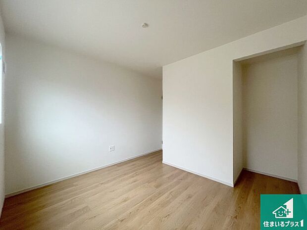 【洋室】収納スペースが充実しているので子供の成長に合わせてたくさん収納ができます！家族構成に合わせた様々な活用ができる収納！