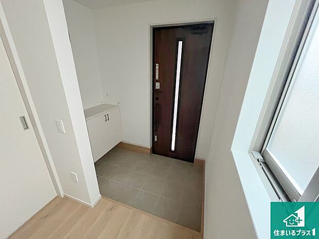 【玄関】シューズボックスにはたくさんの靴が収納できるので玄関周りはいつもスッキリ！ご家族が増えても安心！