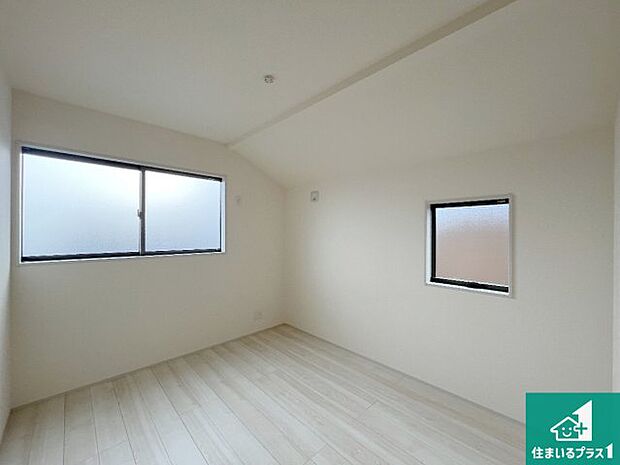 【洋室】寝室は心地よい眠りについてもらいたくて、シンプルかつ開放的な空間な設計にしています！大きな窓から差し込む日が心地いいです♪