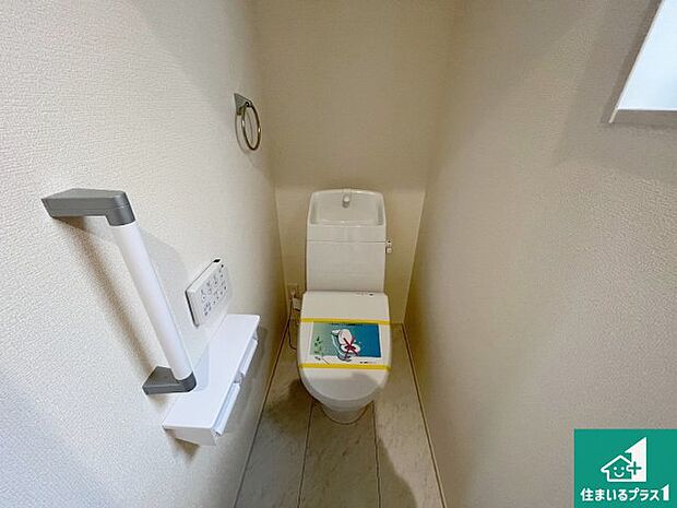 【トイレ】1・2階の2ヶ所にあるので、朝の忙しい時間の順番待ちもなく、深夜の利用にも大変便利です。