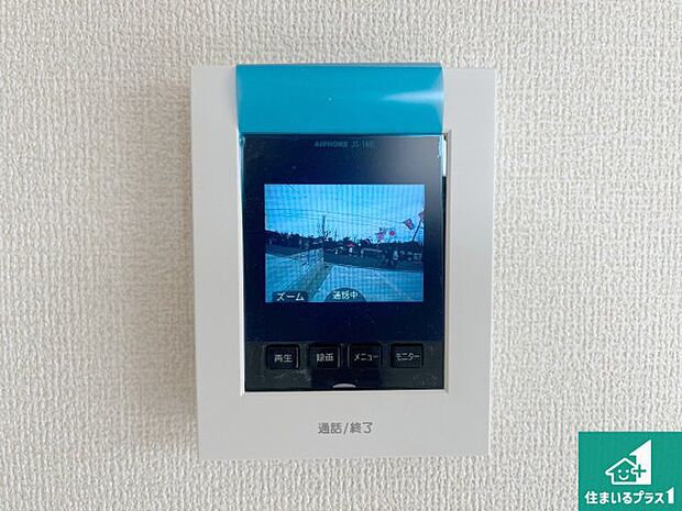 【カラーモニターインターホン】声だけでなく来訪者の姿や顔がモニターで確認できるので、小さなお子様がいらっしゃるご家庭でも安心できます!