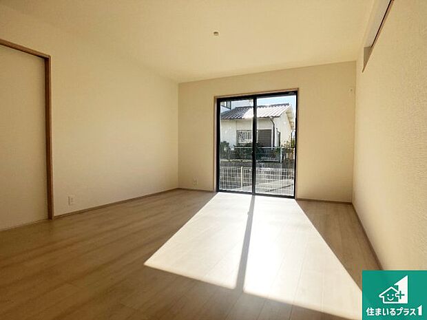 【居間・リビング】日当たり良好の明るいリビングで朝の目覚めもスッキリできそう！対面キッチンでご家族のコミュニケーションも自然と増える設計！小さなお子様が遊ぶスペースを作っても広々とくつろげるLDK！