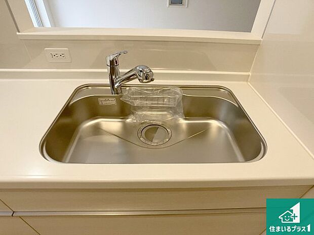 【キッチンシンク】蛇口の先端に浄水器を内蔵しています！原水と浄水、お湯と冷水、シャワーの切替えがワンタッチなので用途によって使い分けられます。