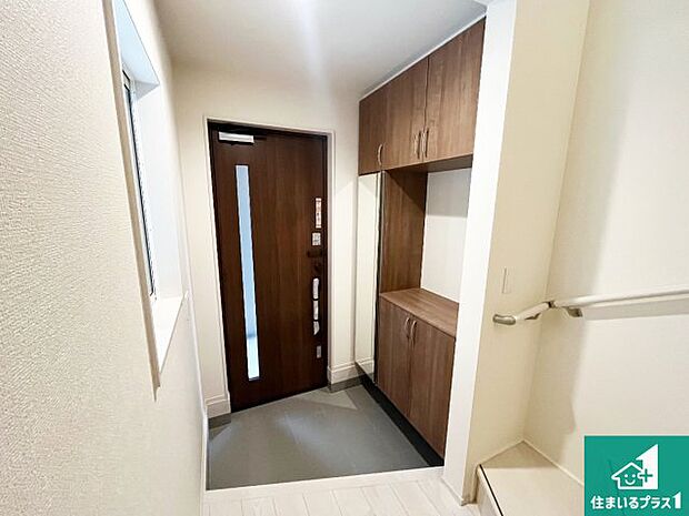 【玄関】シューズボックスにはたくさんの靴が収納できるので玄関周りはいつもスッキリ！ご家族が増えても安心！