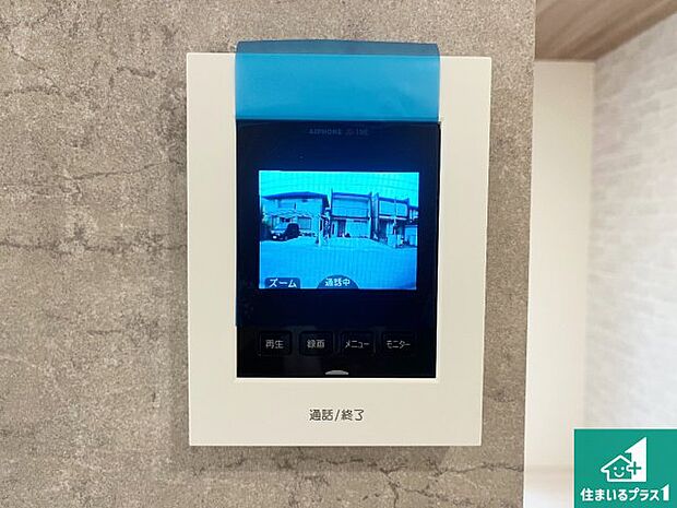 【カラーモニターインターホン】声だけでなく来訪者の姿や顔がモニターで確認できるので、小さなお子様がいらっしゃるご家庭でも安心できます！