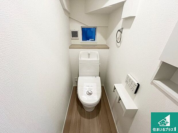 【トイレ】1・2階の2ヶ所にあるので、朝の忙しい時間の順番待ちもなく、深夜の利用にも大変便利です。