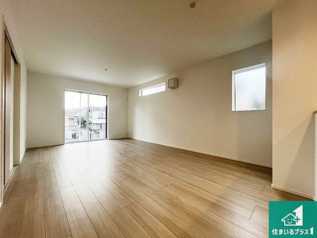 【居間・リビング】日当たり良好の明るいリビングで朝の目覚めもスッキリできそう！対面キッチンでご家族のコミュニケーションも自然と増える設計！小さなお子様が遊ぶスペースを作っても広々とくつろげるLDK！