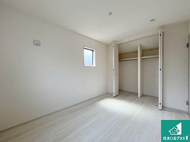 【キッチン】リビングと統一感があり、使い勝手のいいキッチン。広々としているので、二人並んで作業が出来ちゃいます。お子様と一緒に色々なお料理に挑戦できるスペースがあります。