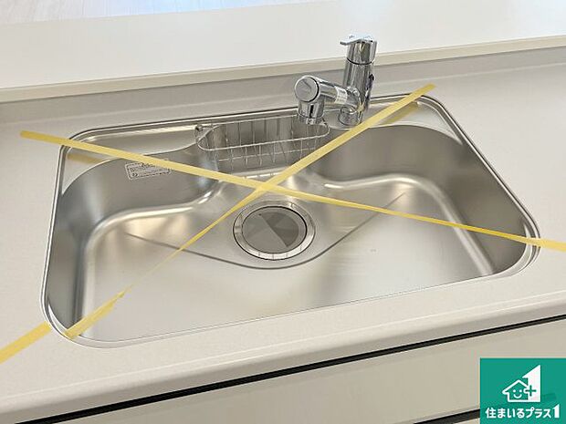 【キッチンシンク】蛇口の先端に浄水器を内蔵しています！原水と浄水、お湯と冷水、シャワーの切替えがワンタッチなので用途によって使い分けられます。