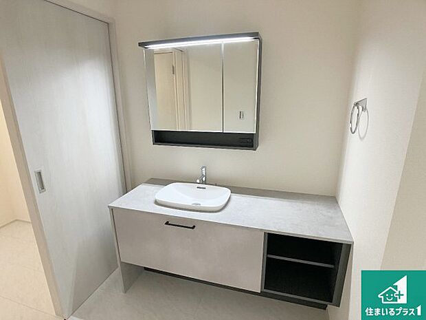 【独立洗面台】清潔感のある洗面台です。フラットな鏡は掃除がしやすく毎日清潔!鏡裏には収納があるのでスッキリとした洗面台が保てます。