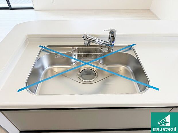 【キッチンシンク】蛇口の先端に浄水器を内蔵しています！原水と浄水、お湯と冷水、シャワーの切替えがワンタッチなので用途によって使い分けられます。