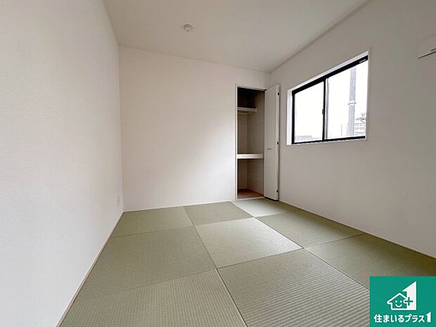 【和室】寝室は心地よい眠りについてもらいたくて、シンプルかつ開放的な空間な設計にしています!大きな窓から差し込む日が心地いいです♪