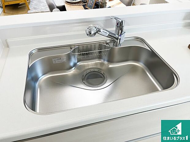 【キッチンシンク】蛇口の先端に浄水器を内蔵しています!原水と浄水、お湯と冷水、シャワーの切替えがワンタッチなので用途によって使い分けられます。