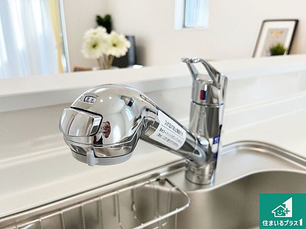 【キッチン水栓】浄水器を内蔵!炊飯時、お茶を作る時に安心してお水を使えます!お湯と冷水、浄水と原水、シャワーの切替えもワンタッチです!