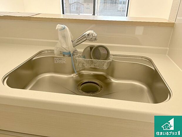 【キッチンシンク】蛇口の先端に浄水器を内蔵しています!原水と浄水、お湯と冷水、シャワーの切替えがワンタッチなので用途によって使い分けられます。