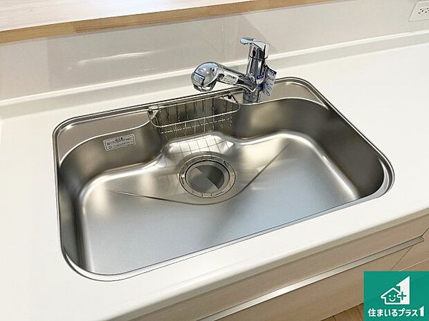 【キッチンシンク】蛇口の先端に浄水器を内蔵しています!原水と浄水、お湯と冷水、シャワーの切替えがワンタッチなので用途によって使い分けられます。
