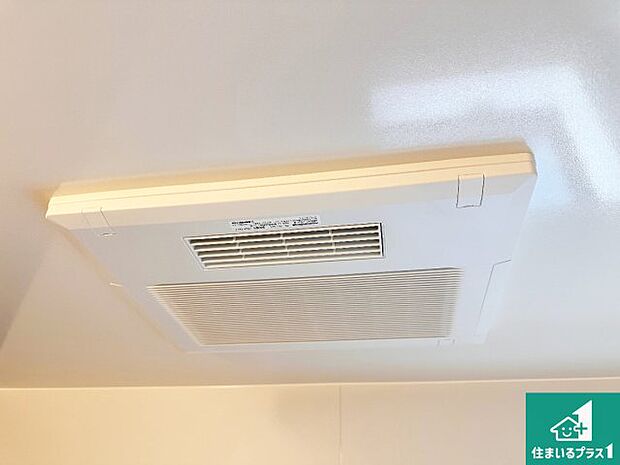 【浴室暖房乾燥機】四季を通して快適なバスライフをお手伝いする浴室暖房乾燥機!浴室の乾燥・暖房・涼風・換気はもちろん、24時間換気にも対応!