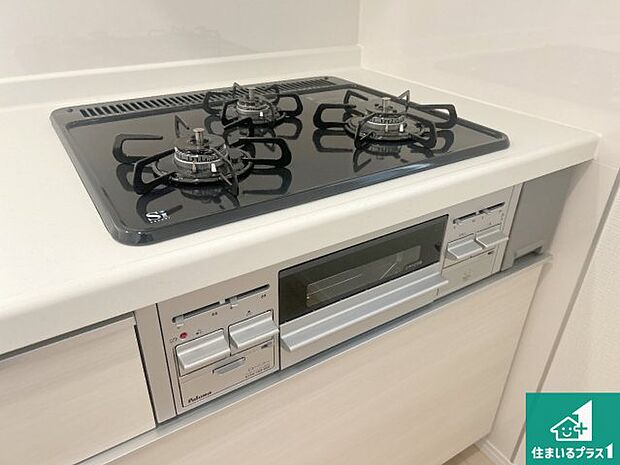 【コンロ】ダブル高火力Ｓｉセンサー付きコンロ！３口あるので、まとめて料理をする時も大活躍！