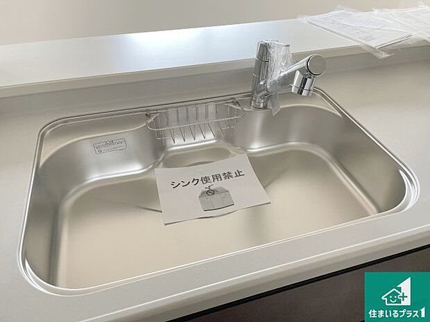 【キッチンシンク】蛇口の先端に浄水器を内蔵しています！原水と浄水、お湯と冷水、シャワーの切替えがワンタッチなので用途によって使い分けられます。