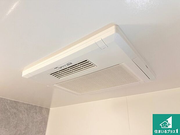 【浴室暖房乾燥機】四季を通して快適なバスライフをお手伝いする浴室暖房乾燥機!浴室の乾燥・暖房・涼風・換気はもちろん、24時間換気にも対応!