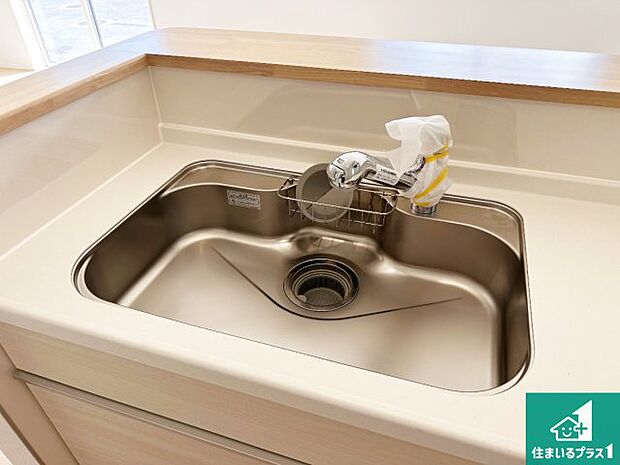 【キッチンシンク】蛇口の先端に浄水器を内蔵しています！原水と浄水、お湯と冷水、シャワーの切替えがワンタッチなので用途によって使い分けられます。
