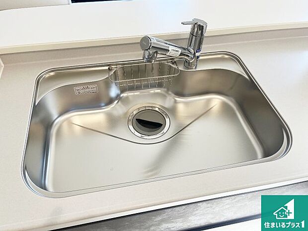【キッチンシンク】蛇口の先端に浄水器を内蔵しています!原水と浄水、お湯と冷水、シャワーの切替えがワンタッチなので用途によって使い分けられます。