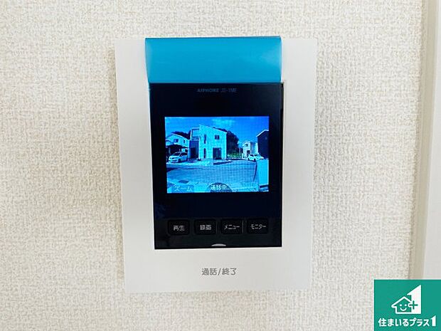 【カラーモニターインターホン】声だけでなく来訪者の姿や顔がモニターで確認できるので、小さなお子様がいらっしゃるご家庭でも安心できます!