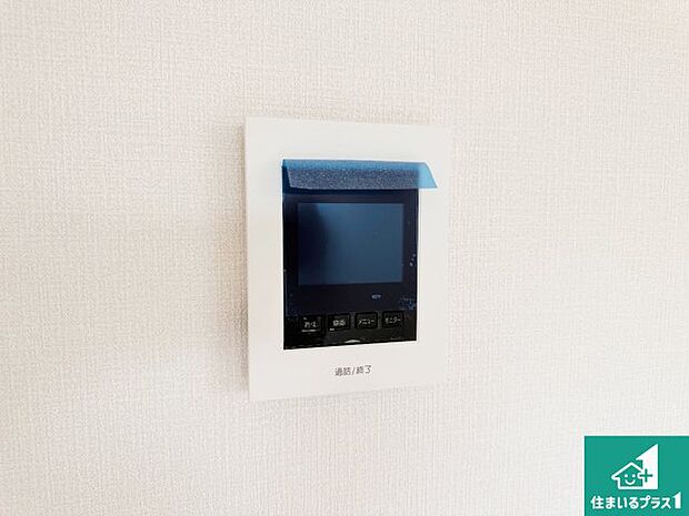 【カラーモニターインターホン】声だけでなく来訪者の姿や顔がモニターで確認できるので、小さなお子様がいらっしゃるご家庭でも安心できます!
