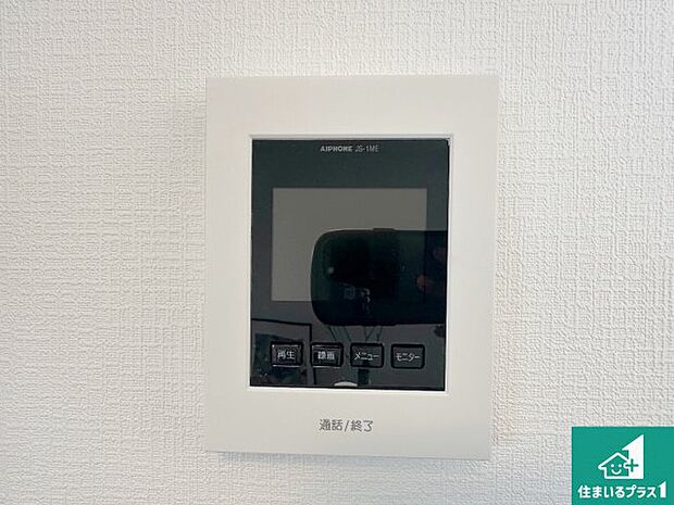 【カラーモニターインターホン】声だけでなく来訪者の姿や顔がモニターで確認できるので、小さなお子様がいらっしゃるご家庭でも安心できます!