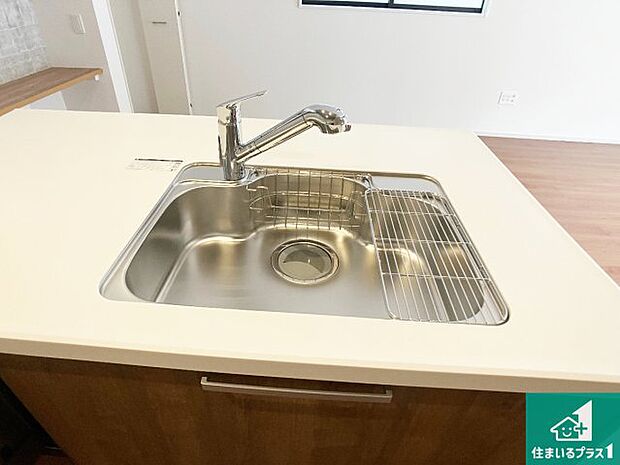 【キッチンシンク】蛇口の先端に浄水器を内蔵しています！原水と浄水、お湯と冷水、シャワーの切替えがワンタッチなので用途によって使い分けられます。