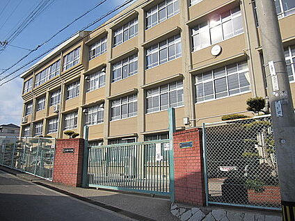 神戸市立王塚台中学校 徒歩190m