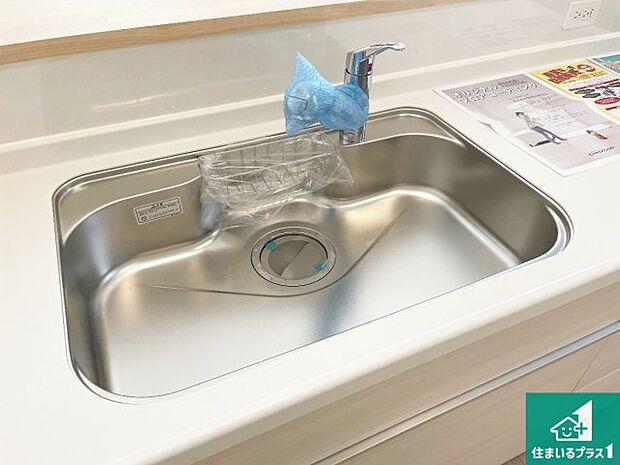 【キッチンシンク】蛇口の先端に浄水器を内蔵しています!原水と浄水、お湯と冷水、シャワーの切替えがワンタッチなので用途によって使い分けられます。