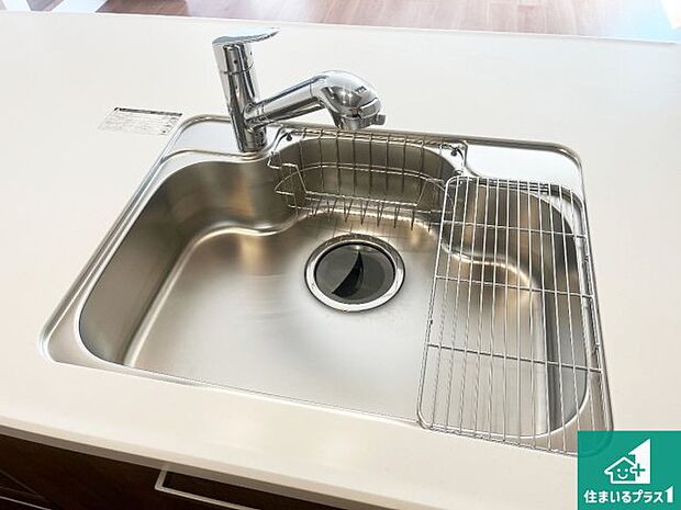 【キッチンシンク】蛇口の先端に浄水器を内蔵しています!原水と浄水、お湯と冷水、シャワーの切替えがワンタッチなので用途によって使い分けられます。