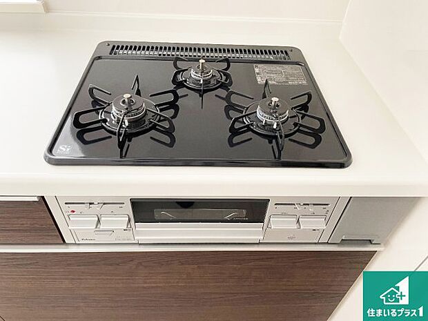 【コンロ】ダブル高火力Ｓｉセンサー付きコンロ！３口あるので、まとめて料理をする時も大活躍！