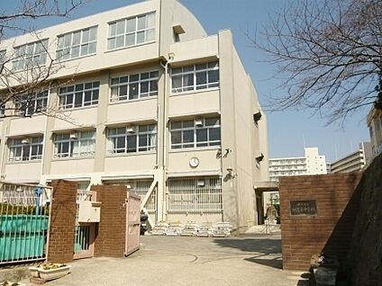 神戸市立神陵台中学校 徒歩878m