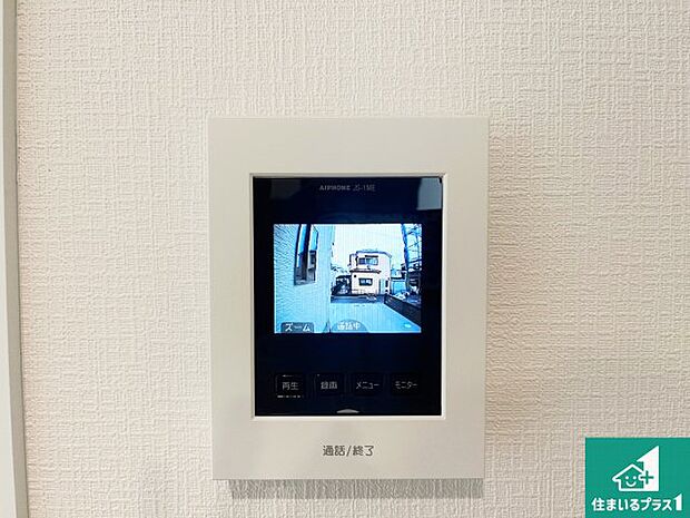 【カラーモニターインターホン】声だけでなく来訪者の姿や顔がモニターで確認できるので、小さなお子様がいらっしゃるご家庭でも安心できます！