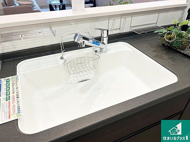 【キッチンシンク】蛇口の先端に浄水器を内蔵しています！原水と浄水、お湯と冷水、シャワーの切替えがワンタッチなので用途によって使い分けられます。