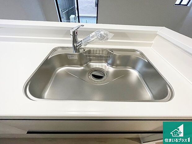 【キッチンシンク】蛇口の先端に浄水器を内蔵しています！原水と浄水、お湯と冷水、シャワーの切替えがワンタッチなので用途によって使い分けられます。