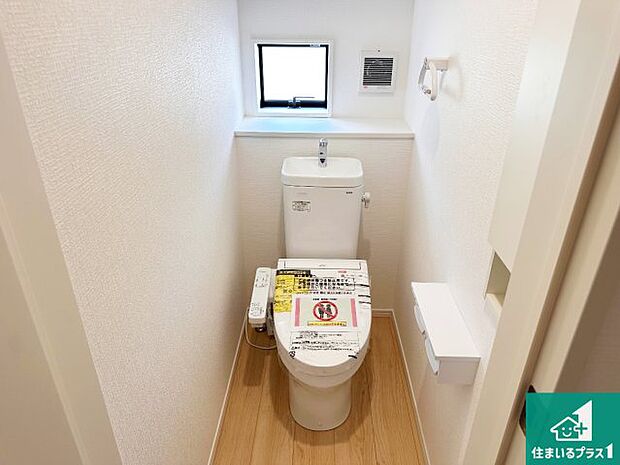 【トイレ】1・2階の2ヶ所にあるので、朝の忙しい時間の順番待ちもなく、深夜の利用にも大変便利です。