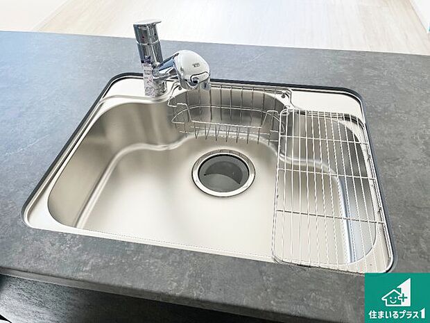 【キッチンシンク】蛇口の先端に浄水器を内蔵しています！原水と浄水、お湯と冷水、シャワーの切替えがワンタッチなので用途によって使い分けられます。