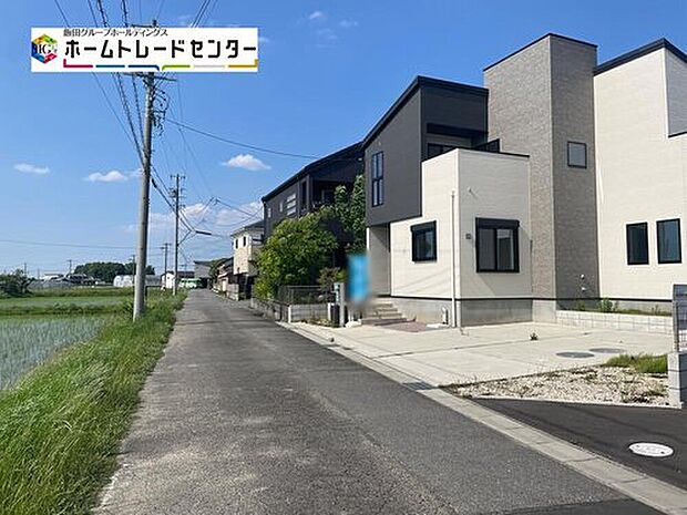 前面道路は交通量の少ない道路です。ゆとりがあり、駐車時もゆっくりと落ち着いて行える立地環境になっています♪