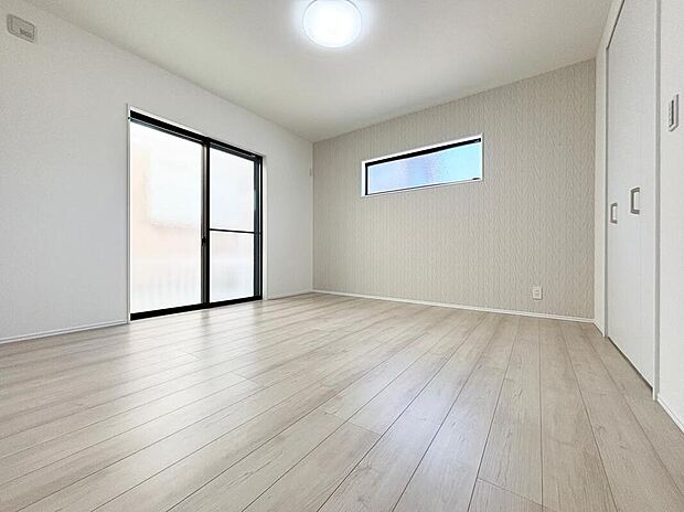 2面採光を施した為、晴れの日の日中はいつも明るい室内に。
窓を開放すれば気持ちの良い風が入り込んできます。