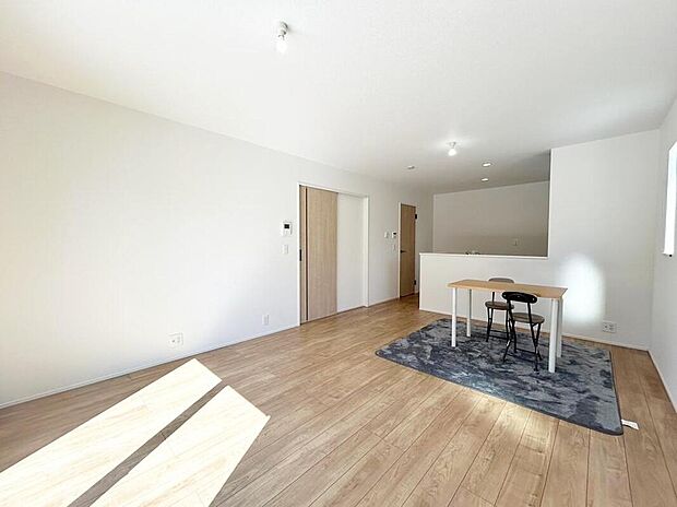 心地よい明るい雰囲気のリビング♪採光は良好です！　　
家族団らんの時間も増えそうなくつろぎの場所になりそうです♪